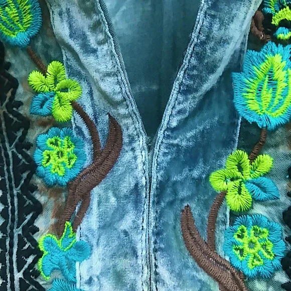 Boho top by Live and Let Live. Tie dye, eyelet sleeves & embroidered detail. XL - Picture 5 of 11